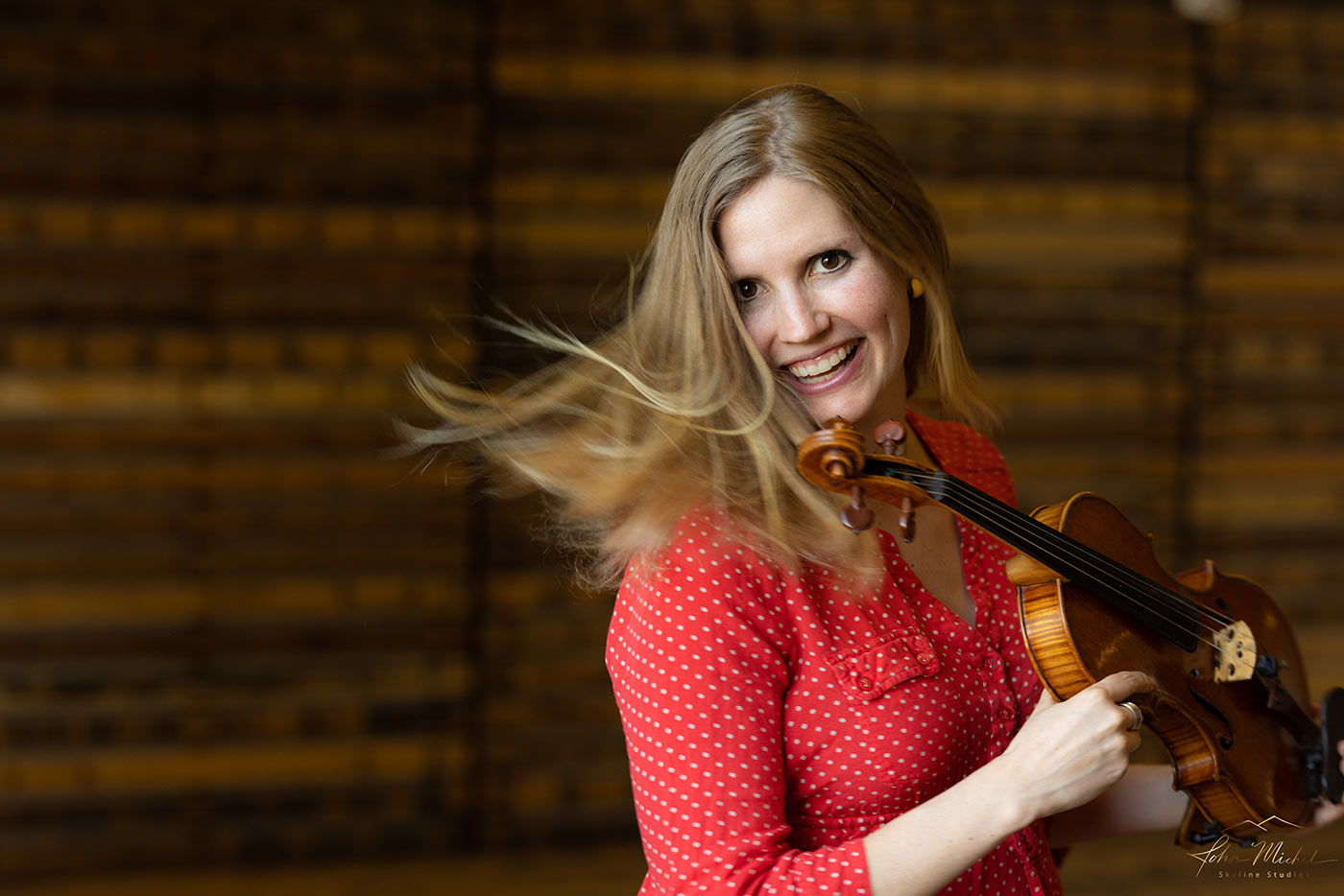 Rachel Nesvig smiling with her violin